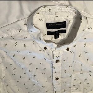 Banana Republic White and Green Patterned Men's Shirt